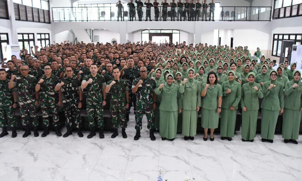 Penuh Haru Jelang Sertijab Danrem 044/Gapo, Brigjen TNI Adri: Kenanglah Kami Menjelang pelaksanaan serah terima jabatan (Sertijab), Komandan Korem (Danrem) 044/Gapo Brigjen TNI Adri Koesdyanto memberikan pengarahan