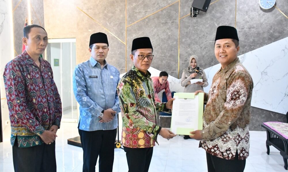 Lantik Sutrisno Jadi Pembimas Katolik, Kakanwil Kemenag Sumsel Tekankan Harmonisasi dan Sikap Moderat Lantik Sutrisno Jadi Pembimas Katolik, Kakanwil Kemenag Sumsel Tekankan Harmonisasi dan Sikap Moderat