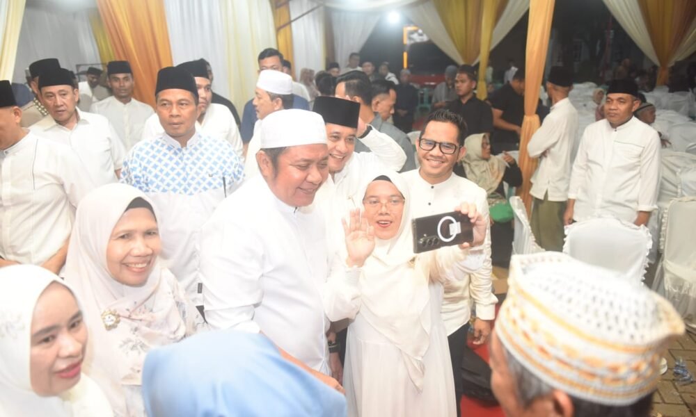 Safari Ramadan di Banyuasin, Herman Deru Soroti Infrastruktur hingga ODOL Safari Ramadan di Banyuasin, Herman Deru Serahkan Santunan Anak Yatim dan Soroti Infrastruktur hingga ODOL