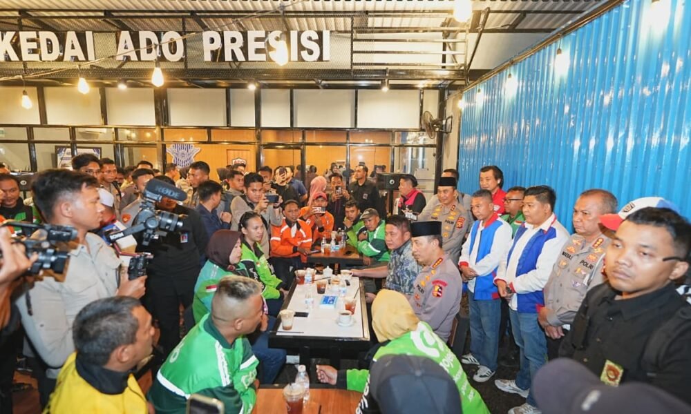 Kapolri Temui Driver Online di Kedai ADO Presisi Palembang, Herman Deru: Ojol Bantu Pemerintah Kapolri Temui Driver Online di Kedai ADO Palembang, Herman Deru: Ojol Bantu Pemerintah Tekan Angka Pengangguran