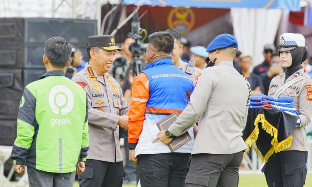 Ribuan Ojol dan Buruh di Palembang Deklarasi Jaga Kamtibmas Bersama Kapolri Ribuan Ojol dan Buruh di Palembang Deklarasi Jaga Kamtibmas Bersama Kapolri