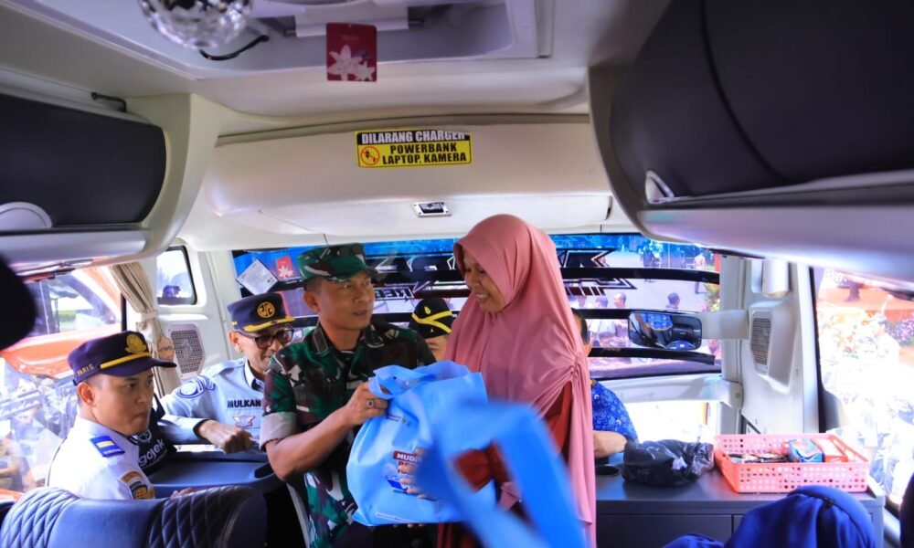 Ikut Melepas Mudik Gratis, Kasdam II/Sriwijaya: Semoga Selamat Sampai Tujuan Ikut Melepas Mudik Gratis, Kasdam II/Sriwijaya: Semoga Selamat Sampai Tujuan