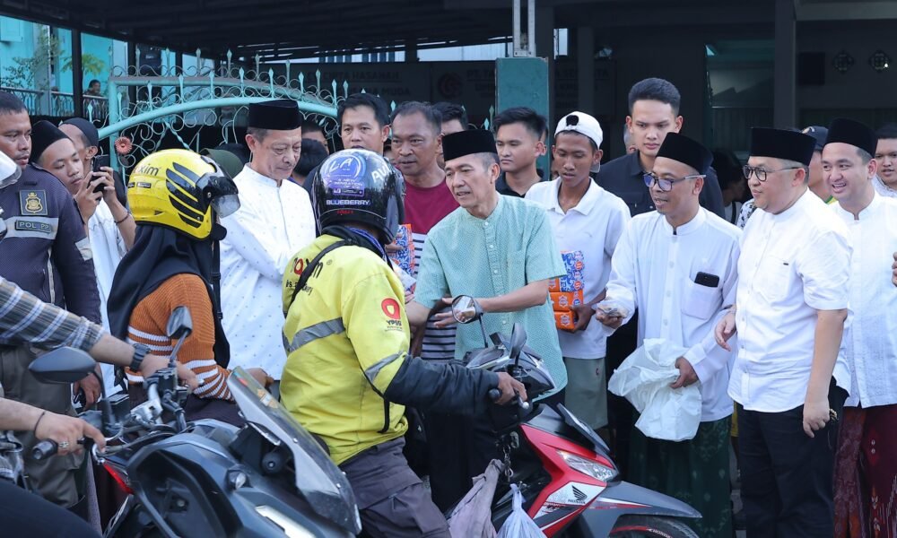 Wali Kota Ratu Dewa Bagikan Takjil Bersama Lazisnu PWNU Sumsel, Warga Antusias Wali Kota Ratu Dewa Bagikan Takjil Bersama Lazisnu PWNU Sumsel, Warga Antusias