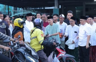 Wali Kota Ratu Dewa Bagikan Takjil Bersama Lazisnu PWNU Sumsel, Warga Antusias