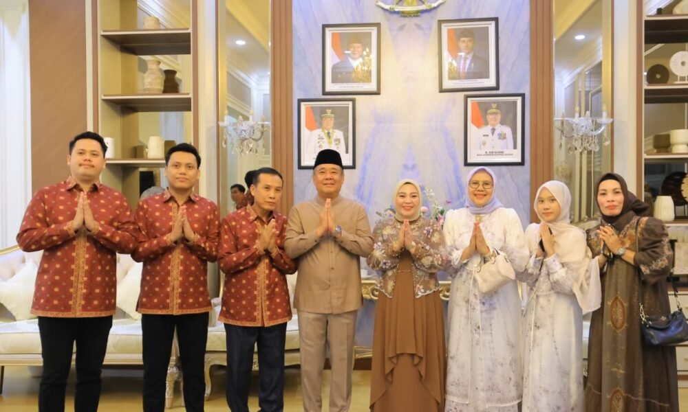 Cik Ujang Open House Idulfitri di Rumah Dinas Wagub, Masyarakat Antusias Bersilaturahmi Cik Ujang Open House Idulfitri di Rumah Dinas Wagub, Masyarakat Antusias Bersilaturahmi