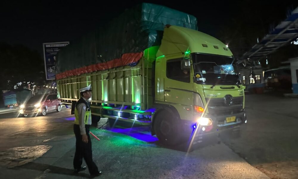 Amankan Jalur Lintas Palembang, 80 Truk Sumbu Tiga Dihentikan dalam Operasi KRYD Amankan Jalur Lintas Palembang, 80 Truk Sumbu Tiga Dihentikan dalam Operasi KRYD