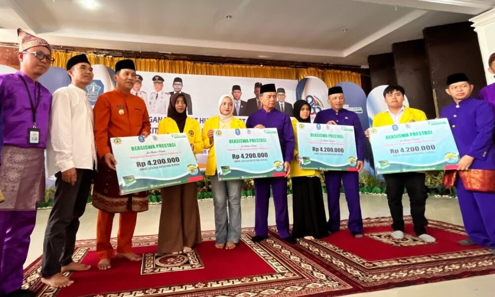 Bank Sumsel Babel Syariah Kucurkan Beasiswa Rp16,8 Juta bagi Empat Mahasiswa Institut di Sungailiat