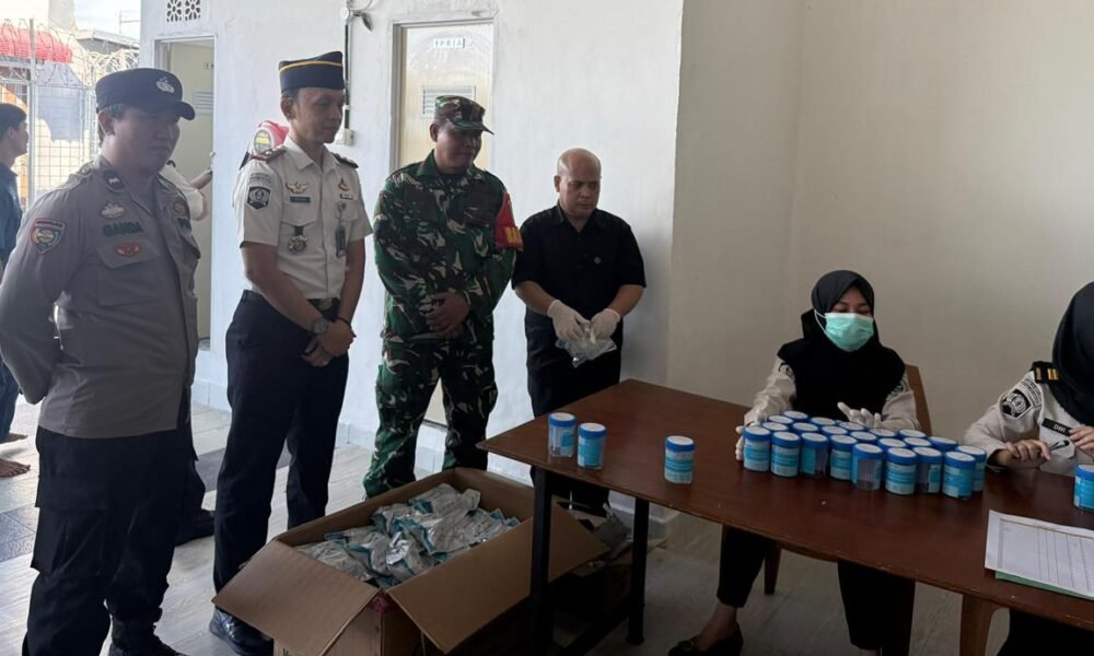 Wujudkan Lingkungan yang Bersih dari Narkoba, Rutan Palembang Tes Urine Pegawai dan Warga Binaan Wujudkan Lingkungan yang Bersih dari narkoba, Rutan Palembang Tes Urine Pegawai dan Warga Binaan