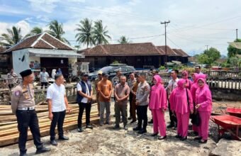 Perkuat Solidaritas Sosial, Kapolres OKU Selatan dan Bhayangkari Bantu Korban Kebakaran