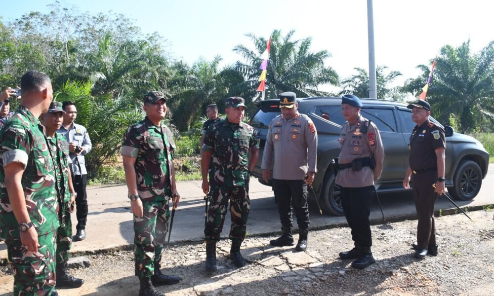 Danrem 044/Gapo Dampingi Pangdam II/Swj Tinjau Lahan Yon TP Kolaborasi TNI AD dan Daerah Menguat, Danrem 044/Gapo Dampingi Pangdam II/Swj Tinjau Lahan Yon TP