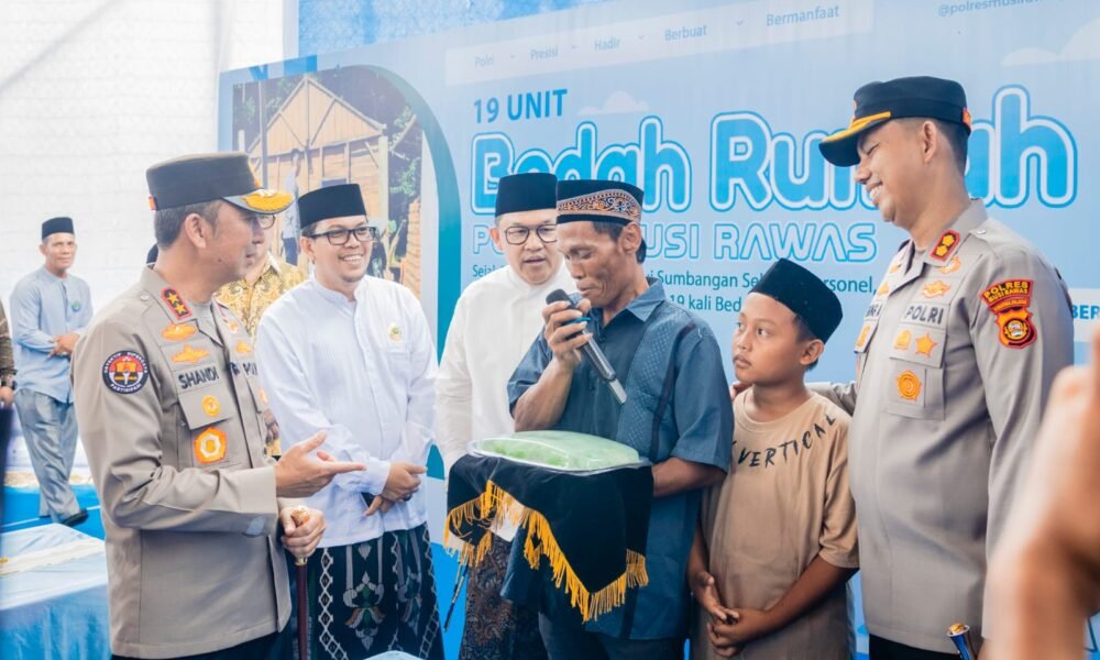 Momen Haru di Musi Rawas: Kapolda Sumsel Terima Hadiah Gethuk Buatan Warga Korban Kebakaran