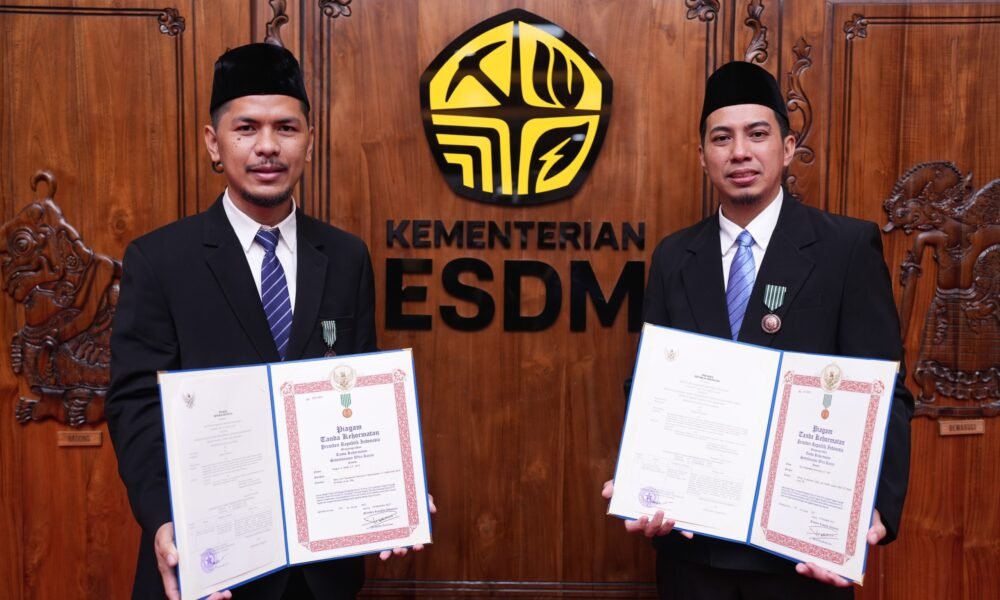 Tiga Insan PTBA Raih Satyalancana Wira Karya Tiga Insan PTBA Raih Satyalancana Wira Karya