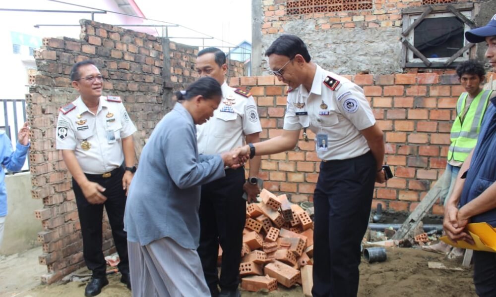 Kakanwil Ditjenpas Sumsel Bersama UPT Pemasyarakatan Kota Palembang Tinjau Progres Bedah Rumah Kakanwil Ditjenpas Sumsel Bersama UPT Pemasyarakatan Kota Palembang Tinjau Progres Bedah Rumah