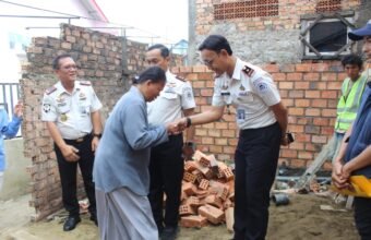 Kakanwil Ditjenpas Sumsel Bersama UPT Pemasyarakatan Kota Palembang Tinjau Progres Bedah Rumah