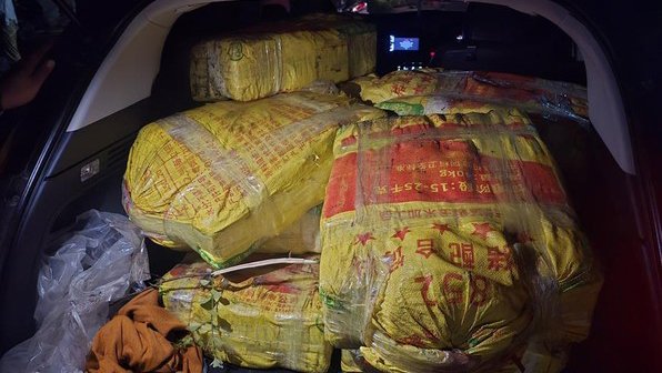 Bareskrim Gagalkan Penyelundupan 325 Kg Sabu Jaringan Thailand, Nilainya Tembus Rp585 Miliar Aparat gabungan dari Direktorat Tindak Pidana Narkoba Bareskrim Polri bersama Direktorat Jenderal Bea dan Cukai berhasil menggagalkan upaya penyelundupan narkotika jenis sabu seberat 325 kilogram yang diduga berasal dari jaringan internasional Thailand-Indonesia. (Foto: Dok. Bareskrim Polri)