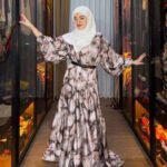 Bagian rumah yang paling banyak menuai pujian netizen adalah walk in closet milik Dinar Candy. Ruangan penyimpanan pakaian tersebut didesain sangat modern dengan lemari kaca transparan berbingkai hitam minimalis. (Foto: detikhot.com)
