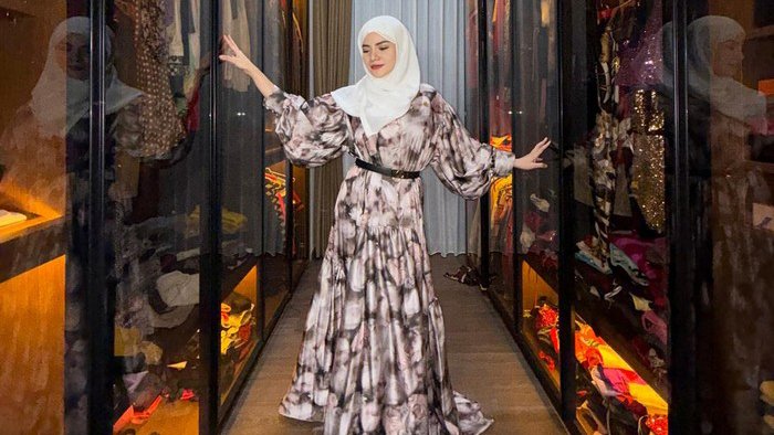 Bagian rumah yang paling banyak menuai pujian netizen adalah walk in closet milik Dinar Candy. Ruangan penyimpanan pakaian tersebut didesain sangat modern dengan lemari kaca transparan berbingkai hitam minimalis. (Foto: detikhot.com)