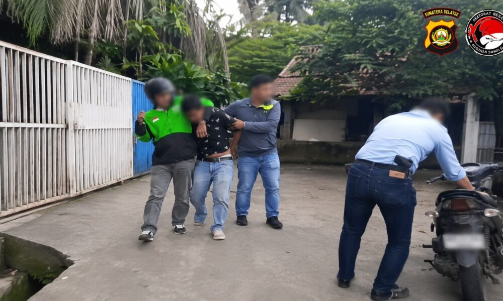 Polisi Menyamar Jadi Pembeli, Pengedar Sabu 50 Gram di Goa Jepang Palembang Langsung Diciduk Seorang pria yang diduga sebagai pengedar sabu berhasil ditangkap setelah polisi menyamar sebagai pembeli dalam operasi undercover buy di kawasan Jalan AKPB H Umar tepatnya di Lorong Goa Jepang, Kelurahan Ario Kemuning, Kecamatan Kemuning, Palembang, Sabtu (27/6/2026) sekitar pukul 16.00 WIB. (Foto: Istimewa)