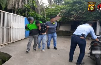Seorang pria yang diduga sebagai pengedar sabu berhasil ditangkap setelah polisi menyamar sebagai pembeli dalam operasi undercover buy di kawasan Jalan AKPB H Umar tepatnya di Lorong Goa Jepang, Kelurahan Ario Kemuning, Kecamatan Kemuning, Palembang, Sabtu (27/6/2026) sekitar pukul 16.00 WIB. (Foto: Istimewa)