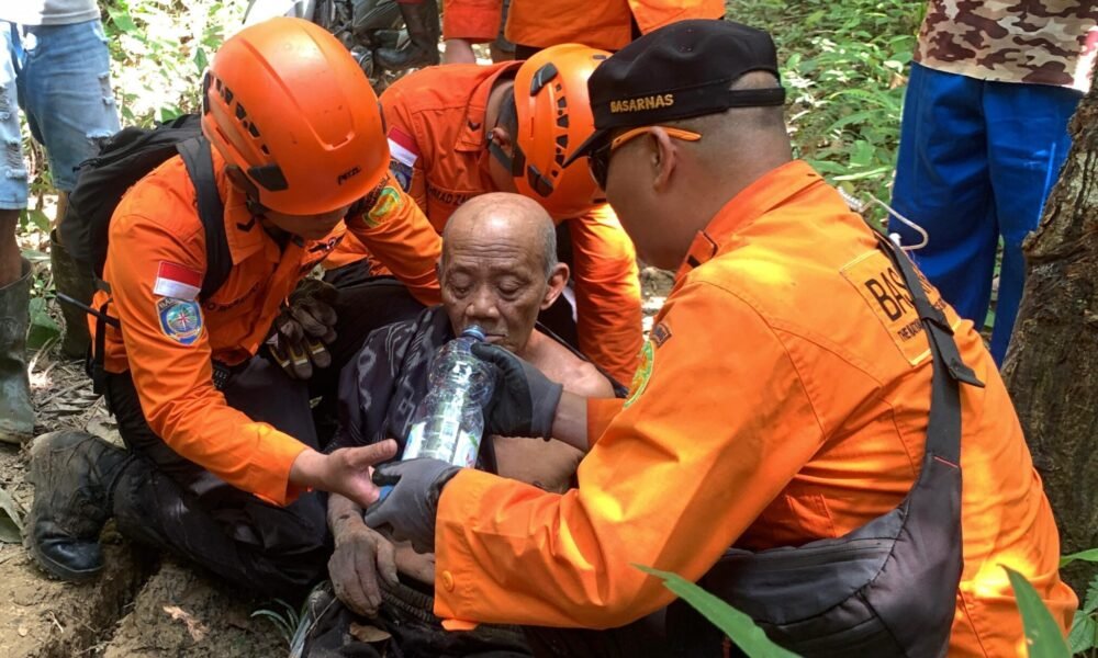 Lansia 80 Tahun yang Hilang di Musi Rawas Ditemukan Tim SAR Selamat Duduk di Bawah Pohon