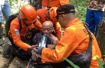 Lansia 80 Tahun yang Hilang di Musi Rawas Ditemukan Tim SAR Selamat Duduk di Bawah Pohon