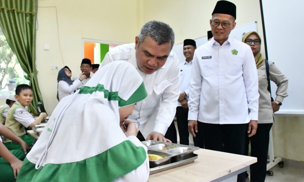 Suasana Hangat Saat Irjen Kemenag Tinjau Makan Bergizi Gratis di MIN 2 Palembang: Makanannya Enak, Gurunya Baik!