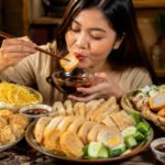 Aneka jenis Pempek Palembang seperti kapal selam, lenjer, adaan, kulit, keriting, dan pistel yang disajikan dengan kuah cuko khas, mentimun, serta mi kuning sebagai kuliner legendaris khas Sumatera Selatan. (Foto: ilustrasi)