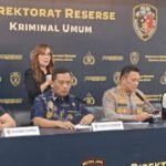 Polda Metro Jaya resmi menangkap Roy Suryo dan dr Tifauzia Tyassuma (dr Tifa) terkait kasus dugaan penyebaran tuduhan ijazah palsu Presiden ke-7 RI, Joko Widodo (Jokowi). Penangkapan dilakukan setelah berkas perkara keduanya dinyatakan lengkap atau P-21 oleh pihak kejaksaan. (Foto: detiknews.com)