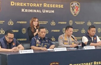 Polda Metro Jaya resmi menangkap Roy Suryo dan dr Tifauzia Tyassuma (dr Tifa) terkait kasus dugaan penyebaran tuduhan ijazah palsu Presiden ke-7 RI, Joko Widodo (Jokowi). Penangkapan dilakukan setelah berkas perkara keduanya dinyatakan lengkap atau P-21 oleh pihak kejaksaan. (Foto: detiknews.com)