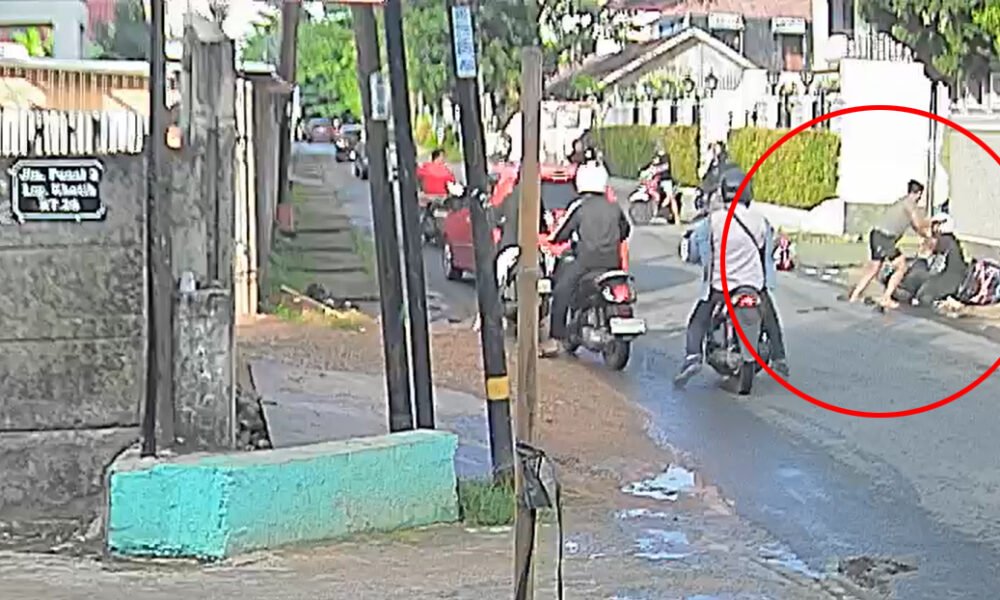 Seorang pengemudi ojek online (driver Maxim) menjadi korban dugaan pengeroyokan sekaligus perampasan telepon genggam setelah terlibat kecelakaan lalu lintas dengan dua pria tak dikenal. Peristiwa tersebut terjadi pada Jumat (27/6/2026) sekitar pukul 15.00 WIB. (Foto: screenshot layar/istimewa)
