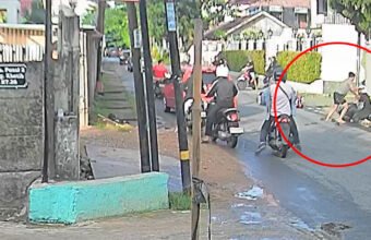 Seorang pengemudi ojek online (driver Maxim) menjadi korban dugaan pengeroyokan sekaligus perampasan telepon genggam setelah terlibat kecelakaan lalu lintas dengan dua pria tak dikenal. Peristiwa tersebut terjadi pada Jumat (27/6/2026) sekitar pukul 15.00 WIB. (Foto: screenshot layar/istimewa)