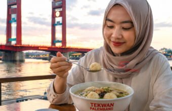 Model dan Tekwan Palembang dengan kuah kaldu udang gurih, bihun, jamur kuping, dan bawang goreng, kuliner khas Palembang yang digemari wisatawan. (Foto: Aditya/Sriwijayaterkini.co)