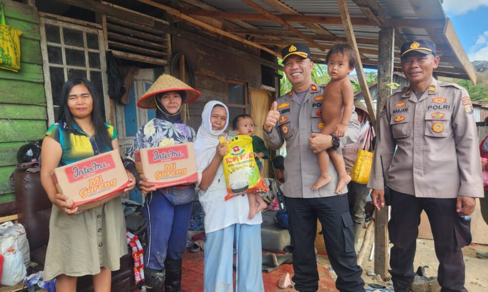 Dalam kegiatan tersebut, sebanyak 50 paket sembako disalurkan kepada masyarakat yang sehari-hari bekerja sebagai pemulung di kawasan TPA Sukawinatan. (Foto: Edho/Sriwijayaterkini.co)
