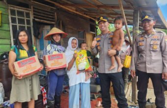 Dalam kegiatan tersebut, sebanyak 50 paket sembako disalurkan kepada masyarakat yang sehari-hari bekerja sebagai pemulung di kawasan TPA Sukawinatan. (Foto: Edho/Sriwijayaterkini.co)