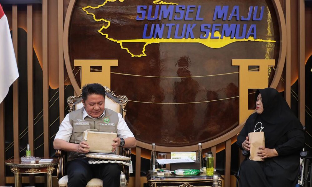 Herman Deru Tinjau Dermaga Kelapa Musi II, Perkuat Dukungan Ekspor Kelapa Sumsel ke Pasar Internasional Gubernur Sumatera Selatan (Sumsel) Dr. H. Herman Deru meninjau kegiatan eksplorasi Program Sultan Muda Sumsel di Dermaga Kelapa Musi II, Palembang, Selasa (30/6/2026). (Foto: Yulie)