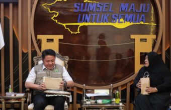 Gubernur Sumatera Selatan (Sumsel) Dr. H. Herman Deru meninjau kegiatan eksplorasi Program Sultan Muda Sumsel di Dermaga Kelapa Musi II, Palembang, Selasa (30/6/2026). (Foto: Yulie)