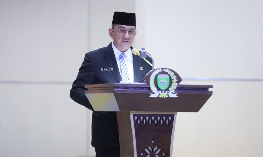 Sekda Sumsel Edward Candra Sampaikan Jawaban Gubernur atas Pandangan Fraksi DPRD terhadap Raperda Pertanggungjawaban APBD 2025 Gubernur Sumatera Selatan (Sumsel) Dr. H. Herman Deru diwakili Sekretaris Daerah (Sekda) Provinsi Sumsel Dr. Drs. H. Edward Candra, M.H. menyampaikan tanggapan dan jawaban Gubernur. (Foto: Yulie)