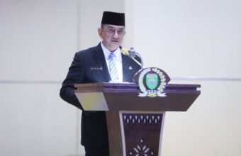 Gubernur Sumatera Selatan (Sumsel) Dr. H. Herman Deru diwakili Sekretaris Daerah (Sekda) Provinsi Sumsel Dr. Drs. H. Edward Candra, M.H. menyampaikan tanggapan dan jawaban Gubernur. (Foto: Yulie)