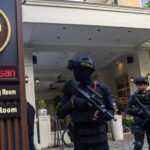 Penggeledahan berlangsung dengan pengamanan ketat aparat kepolisian bersenjata lengkap dan personel Brimob. (ANTARA FOTO/Indrianto Eko Suwarso/kye)