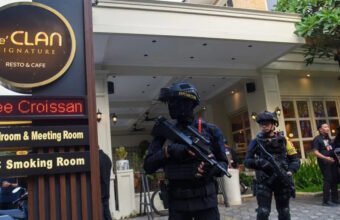 Penggeledahan berlangsung dengan pengamanan ketat aparat kepolisian bersenjata lengkap dan personel Brimob. (ANTARA FOTO/Indrianto Eko Suwarso/kye)