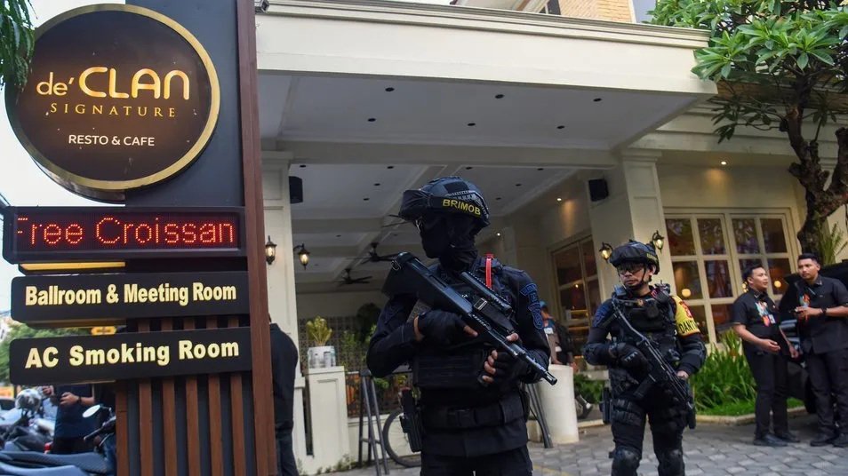 HEBOH! Polri Sita Uang Tunai Rp67,2 Miliar dari Kafe dan Money Changer di Cipete, Terkait Tiga Kasus Korupsi Besar Penggeledahan berlangsung dengan pengamanan ketat aparat kepolisian bersenjata lengkap dan personel Brimob. (ANTARA FOTO/Indrianto Eko Suwarso/kye)