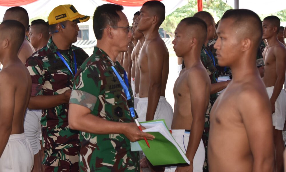 Pangdam II/Sriwijaya Pimpin Sidang Pantukhir Calon Tamtama PK TNI AD Gelombang II Tahun 2026 Subpanpus Kodam II/Swj Pangdam II/Sriwijaya Mayjen TNI Ujang Darwis memimpin Sidang Pantukhir Calon Tamtama Prajurit Karier TNI AD Gelombang II Tahun 2026 di Mako Dodik Secata Lahat yang diikuti 1.449 peserta seleksi Subpanpus Kodam II/Sriwijaya. (Foto: Yulie/nara.sriwijayaterkini.id)