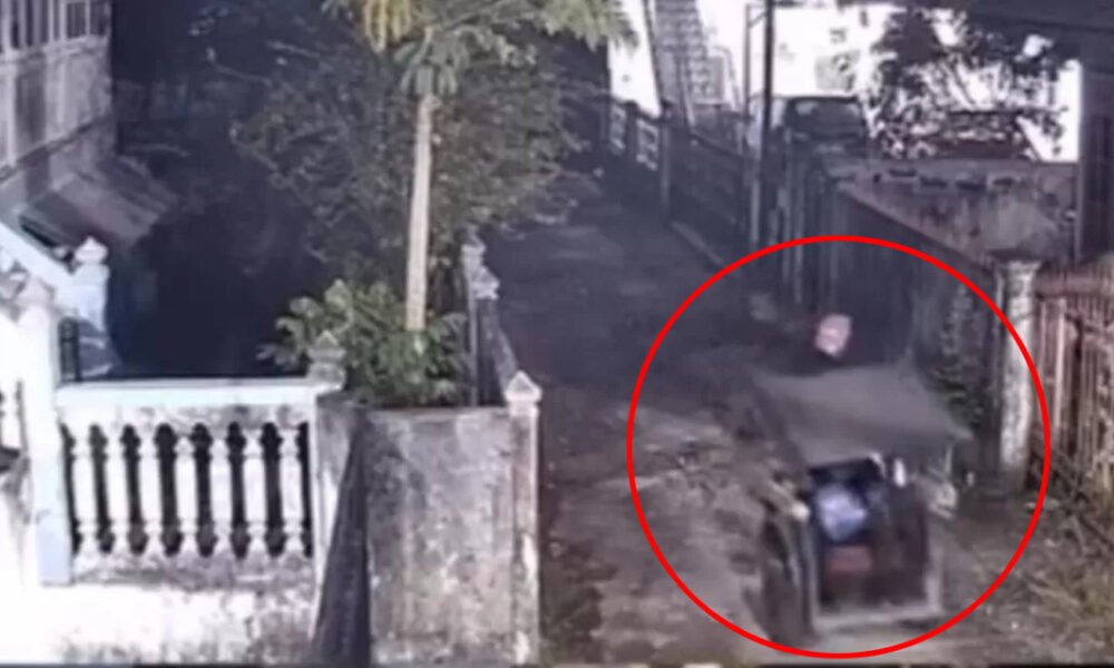 Viral! Becak Milik Warga Palembang Digasak Maling Saat Terparkir di Depan Rumah, Aksi Pelaku Terekam CCTV Aksi pencurian becak milik warga Palembang terekam kamera CCTV. Polisi masih memburu dua pelaku yang membawa kabur becak saat terparkir di depan rumah korban. (Foto: Tangkapan layar instagram @palembangupdate)