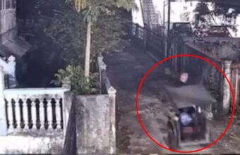 Aksi pencurian becak milik warga Palembang terekam kamera CCTV. Polisi masih memburu dua pelaku yang membawa kabur becak saat terparkir di depan rumah korban. (Foto: Tangkapan layar instagram @palembangupdate)