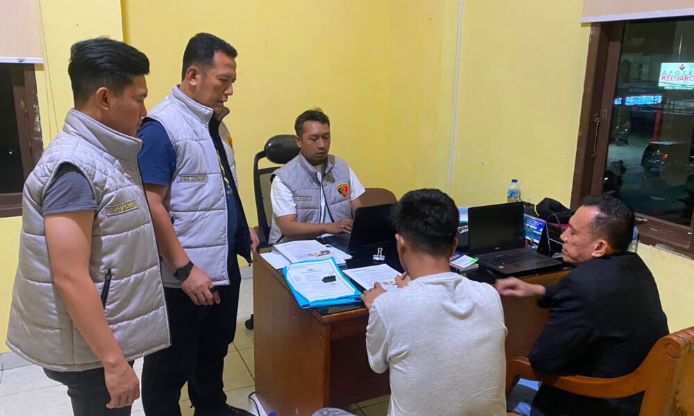 Polda Sumsel Bongkar Website Palsu Berlogo Bhayangkara Run dengan QRIS Ilegal, Dua Pelaku Ditangkap di Riau Polda Sumsel Bongkar Website Palsu Berlogo Bhayangkara Run dengan QRIS Ilegal, Dua Pelaku Ditangkap di Riau. (Foto: istimewa)