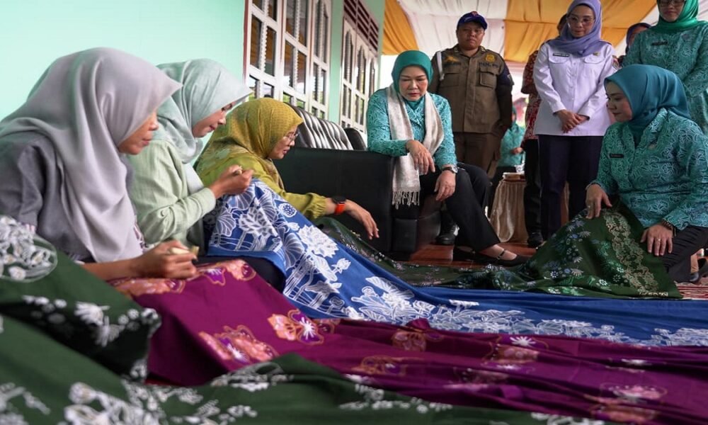 Feby Herman Deru Apresiasi Batik Pewarna Alami Kampung Batik Madani Lubuk Linggau