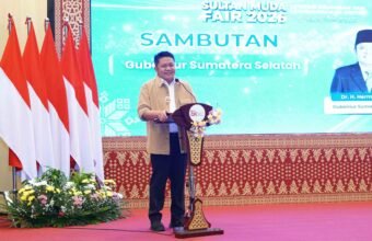 Gubernur Sumatera Selatan (Sumsel) Dr. H. Herman Deru secara resmi membuka Sultan Muda Fair 2026 yang mengusung tema "Cakap Digital, Cerdas Finansial, dan Siap Berkarya untuk Sumsel Maju" di Kantor Otoritas Jasa Keuangan (OJK) Regional 7 Sumsel, Senin (6/7/2026). (Foto: istimewa)