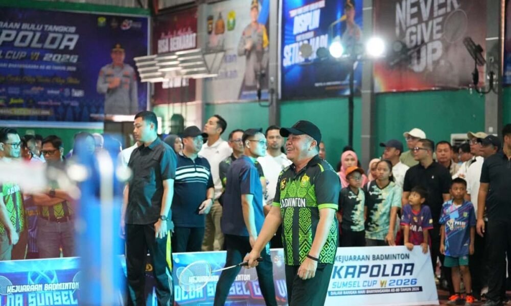 Herman Deru: Kapolda Sumsel Cup VI Jadi Ajang Lahirkan Bibit Baru Bulutangkis Sumsel Gubernur Sumatera Selatan Herman Deru menghadiri pembukaan Kejuaraan Kapolda Sumsel Cup VI 2026 di GOR Badminton Drs. Warsito, Palembang, sebagai ajang pencarian bibit atlet bulutangkis berbakat dalam rangka Hari Bhayangkara ke-80. (Foto: istimewa)