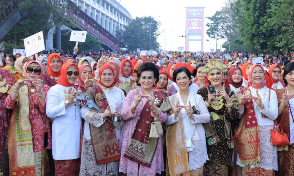 Sumsel Pecahkan Rekor MURI Parade Perempuan Berbusana Songket Terbanyak di CFD