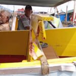 Viral! Becak Milik Warga Palembang Digasak Maling Saat Terparkir di Depan Rumah, Aksi Pelaku Terekam CCTV Petugas Satpolairud Polrestabes Palembang bersama warga mengevakuasi penumpang usai kecelakaan speedboat yang tenggelam akibat tabrakan di bawah Jembatan Ampera, Sungai Musi, Palembang, Rabu (8/7/2026). (Foto: istimewa)